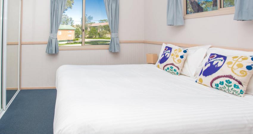 Easts Moruya Accommodation Poolside Spa Cabin 900px Jul 19 0013