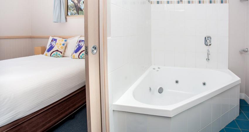 Easts Moruya Accommodation Poolside Spa Cabin 900px Jul 19 0016