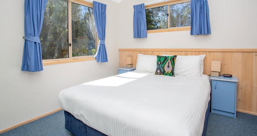 Easts Moruya Accommodation Poolside Cabin 900px Jul 19 0010